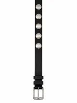 Cinto negro de cuero con tachas metálicas circulares plateadas y hebilla metálica rectangular.