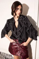 Minifalda cruzada de cuero sintético con estampado de cebra en tonos borgoña y negro.