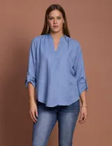 Blusa color beige de poliéster con escote en V y mangas 3/4 regulables con presilla y botón.
