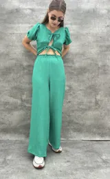 Pantalón palazzo verde de tiro alto con elástico en la cintura.