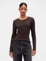 Remera de manga larga y cuello redondo, confeccionada en tejido de punto liso, con un corte ajustado al cuerpo.