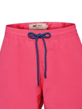 Short de baño rosado con pretina elástica y cordón ajustable azul contrastante. Cuenta con bolsillos laterales y detalles de la marca RKF.