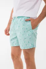 Short de baño azul con estampado de flamencos.