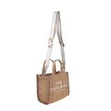 Bolso tote pequeño Marc Jacobs confeccionado en tejido jacquard negro con detalles en color crema. Presenta el logo de la marca estampado en el frente, cierre superior con cremallera, asas superiores y correa ajustable y extraíble para llevar al hombro o cruzado.