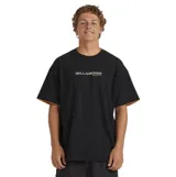 Remera Billabong de manga corta, color negro, con diseño oversize y detalles en color mostaza en el interior del cuello y las mangas. Cuenta con estampa frontal del logo de la marca.