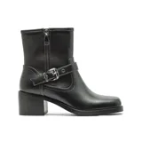 Bota corta de cuero negro con taco cuadrado y punta cuadrada. Presenta una tira decorativa con hebilla metálica plateada en el tobillo y cierre lateral interno.