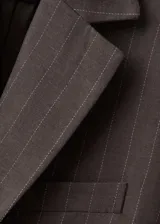 Blazer sastrero de corte recto en color gris oscuro con diseño de rayas diplomáticas, solapas con muesca, bolsillos con solapa en la parte delantera y cierre frontal de un botón.