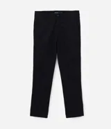 Pantalón slim de sastrería de color gris claro, confeccionado en sarga de algodón con elastano, con cierre frontal de botón y cremallera, y bolsillos.