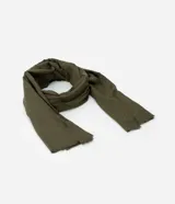 Bufanda de punto liviano color verde militar, con diseño liso y terminaciones deshilachadas en los extremos.
