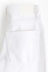 Jean tobillero de cinco bolsillos en denim de algodón blanco, con tiro alto y piernas de corte recto.