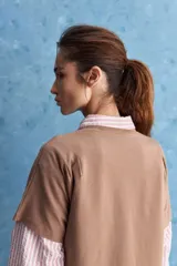 Remera de manga corta blanca, con cuello redondo y calce relajado.