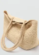 Bolso tipo tote de paja trenzada color beige, con doble asa superior de hombro.