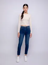 Pantalón de jean chupín color azul oscuro, con cinco bolsillos, presillas, botón y cierre metálico.