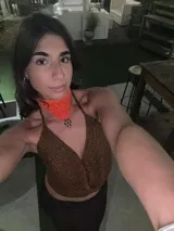 Gargantilla tejida al crochet con hilo de seda viscosa color naranja, de forma triangular.