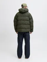 Campera puffer de color verde militar, con capucha integrada, cierre frontal con cremallera y diseño acolchado horizontal. Cuenta con un acabado resistente al agua y puños internos para mayor protección contra el frío.