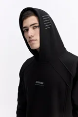 Sudadera con capucha (canguro) de felpa color negro, con estampado frontal del logo y texto en gris. Presenta bolsillo canguro y detalles de costura en los hombros y capucha.