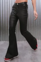 Pantalón de tiro alto confeccionado en bengalina engomada con acabado brillante. Presenta un corte ajustado con diseño oxford y detalle de abertura lateral en la botamanga.