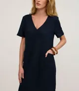 Vestido corto tipo t-shirt de la marca Marfinno, confeccionado en viscolino. Presenta escote en V, mangas cortas y bolsillos laterales aplicados. Su diseño es holgado y fluido.