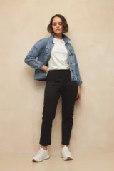 Pantalón negro de algodón con elástico en la cintura y cordones, de corte recto con bolsillos de solapa y botones a tono.