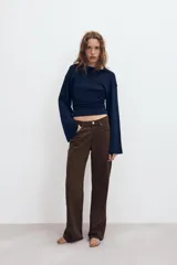 Camiseta entallada de algodón Supima color marrón, con cuello redondo y mangas largas acampanadas.