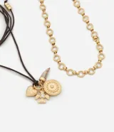 Collar de diseño multicapa que combina una cadena corta de eslabones redondos dorados con tiras de cordón marrón oscuro ajustables con terminales metálicas y dijes colgantes que incluyen una medalla texturizada, un corazón y una pieza en forma de colmillo.