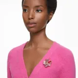 Collar con colgante en forma de flor con cristales rosas de diferentes tamaños y engarces, con cadena dorada.