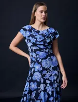 Vestido midi de gasa con estampado floral azul sobre fondo negro, torso drapeado y forro interno a tono.