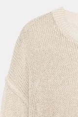 Jersey de punto calado, color crudo, con cuello redondo y manga larga.