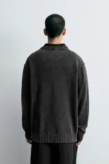 Jersey de corte relajado confeccionado en hilatura de algodón con efecto lavado. Presenta cuello redondo, manga larga y acabados en rib en cuello, puños y bajo.