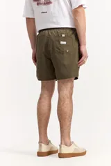 Short de baño azul, de corte clásico y largo corto, con cintura elástica y cordón ajustable bicolor. Cuenta con bolsillos laterales y uno trasero.