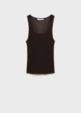 Musculosa marrón de tejido de punto grueso con tirantes anchos y cuello escotado.