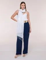 Pashmina rectangular de caída fluida, color blanco con efecto brillante y patrón geométrico jacquard en tono sobre tono. Presenta terminación de flecos finos en los extremos.