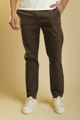 Pantalón de corte recto y estilo chino, color marrón oscuro, con cierre frontal de botón y cremallera, y bolsillos laterales.