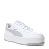 Championes urbanos Puma modelo Court Lally Skye, de diseño tipo plataforma en color blanco con detalles en gris claro. Presentan el logo de la marca en el lateral y en la lengüeta, con cierre de cordones y suela de goma robusta.