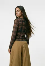 Body de microtul transparente con estampado a cuadros, mangas largas y cuello redondo.