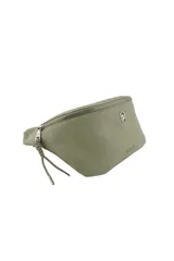 Riñonera de cuero sintético color verde oliva, con cierre superior metálico, logo de la marca en el frente y tirador con nudo decorativo.