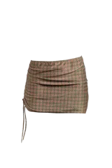 Minifalda de playa estampada con motivos geométricos en tonos tierra y rojo.