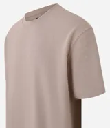 Remera color arena de corte relaxed, confeccionada en algodón texturizado.