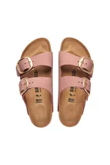 Sandalias Birkenstock Arizona con hebillas grandes, color rosa viejo, con plantilla anatómica de corcho y látex, y suela de EVA.