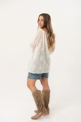 Blusa color crudo con bordado de flores, escote cuadrado y mangas 3/4 abullonadas.