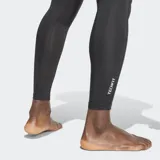Calza de compresión Adidas Techfit color negro, con cintura elástica con logo de la marca y tecnología AEROREADY para absorción de humedad. Presenta paneles de malla para mayor ventilación y un panel frontal esculpido en 3D.