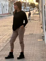 Pantalon de tiro alto confeccionado en lycra de algodon, con faja ancha en la cintura, bolsillos laterales y traseros, y ajuste elastizado en los tobillos.