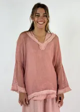 Top gris de malla con capucha, escote en V y mangas anchas.