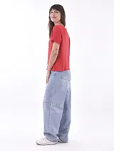 Remera roja de manga corta con corte holgado, cuello redondo y diseño combinado con textura acanalada en la parte superior y lisa en el cuerpo.