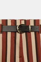 Pantalón de tiro alto y pernera recta con estampado de rayas verticales en tonos azul, marrón y beige. Incluye un cinturón delgado de color marrón oscuro con hebilla metálica dorada.