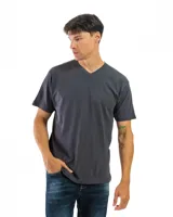 Remera de manga corta y cuello en V, color azul petróleo, confeccionada en algodón.