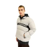 Campera tipo anorak puffer de color gris, con cierre frontal parcial, cuello alto y capucha. Presenta una franja horizontal negra en el pecho con el logo de la marca estampado en blanco. Incluye bolsillos laterales y elásticos ajustables en la cintura.