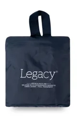 Mochila plegable Legacy de color azul marino, confeccionada en tela liviana. Cuenta con un compartimento principal con cierre, un bolsillo frontal con cierre y tiras ajustables. Incluye un parche con el logo de la marca en la parte inferior del bolsillo frontal.