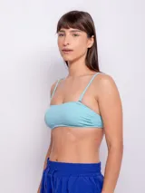 Top de bikini strapless negro con breteles finos regulables y gancho en la espalda. Diseño con textura de flores, forro y copas desmontables.