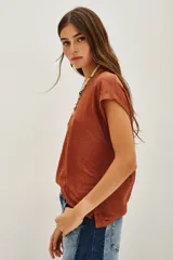 Remera básica de lino color marrón rojizo, de manga corta y cuello redondo.